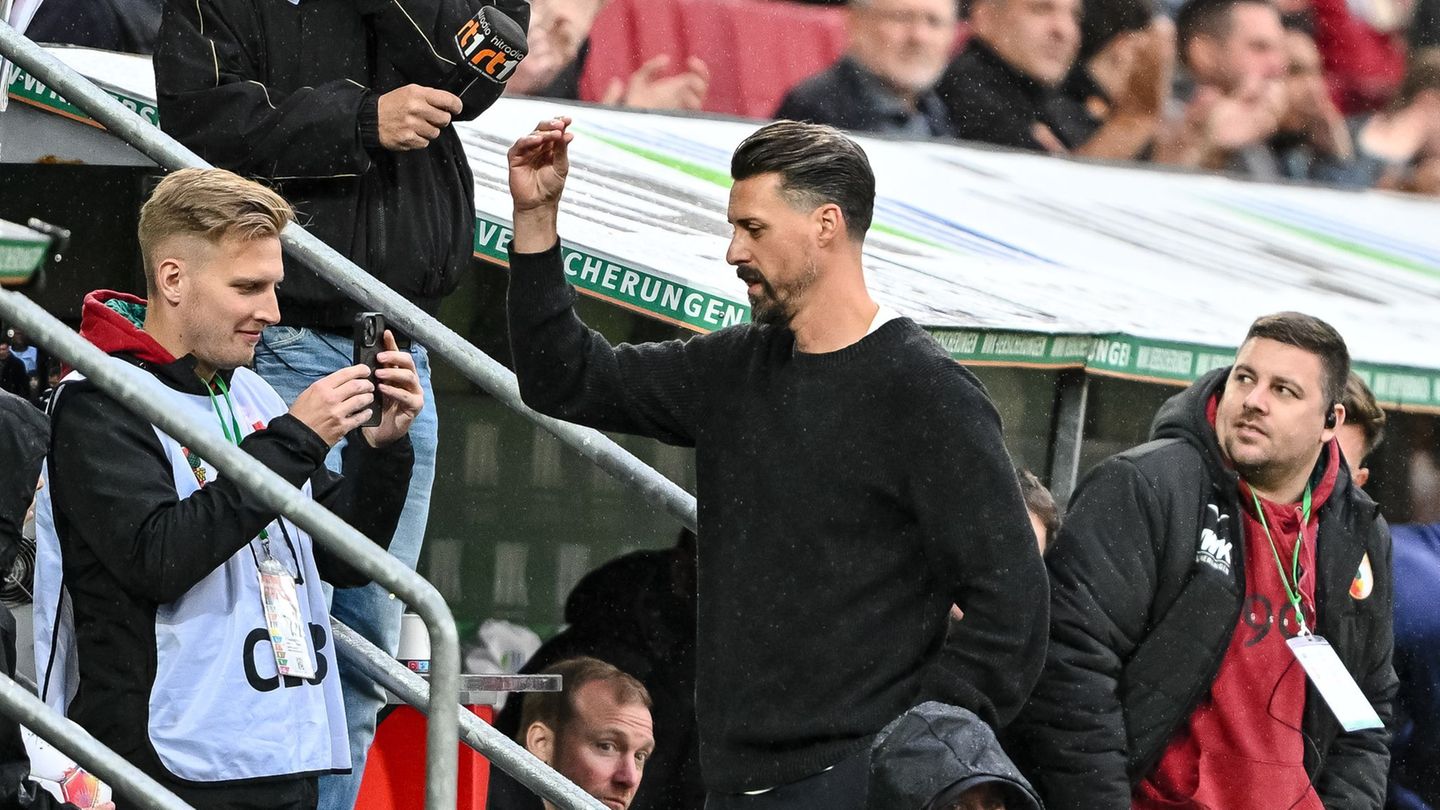 Augsburgs neuer Coach Sandro Wagner fiel kürzlich mit einer Bla-Bla-Geste Richtung Zuschauer auf. Foto: Harry Langer/dpa