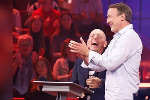 Wotan Wilke Möhring in ungewohnter Umgebung: Als Teamkapitän bei "Wer weiß denn sowas?" mit seinem Mitstreiter Bernhard Hoëcke
