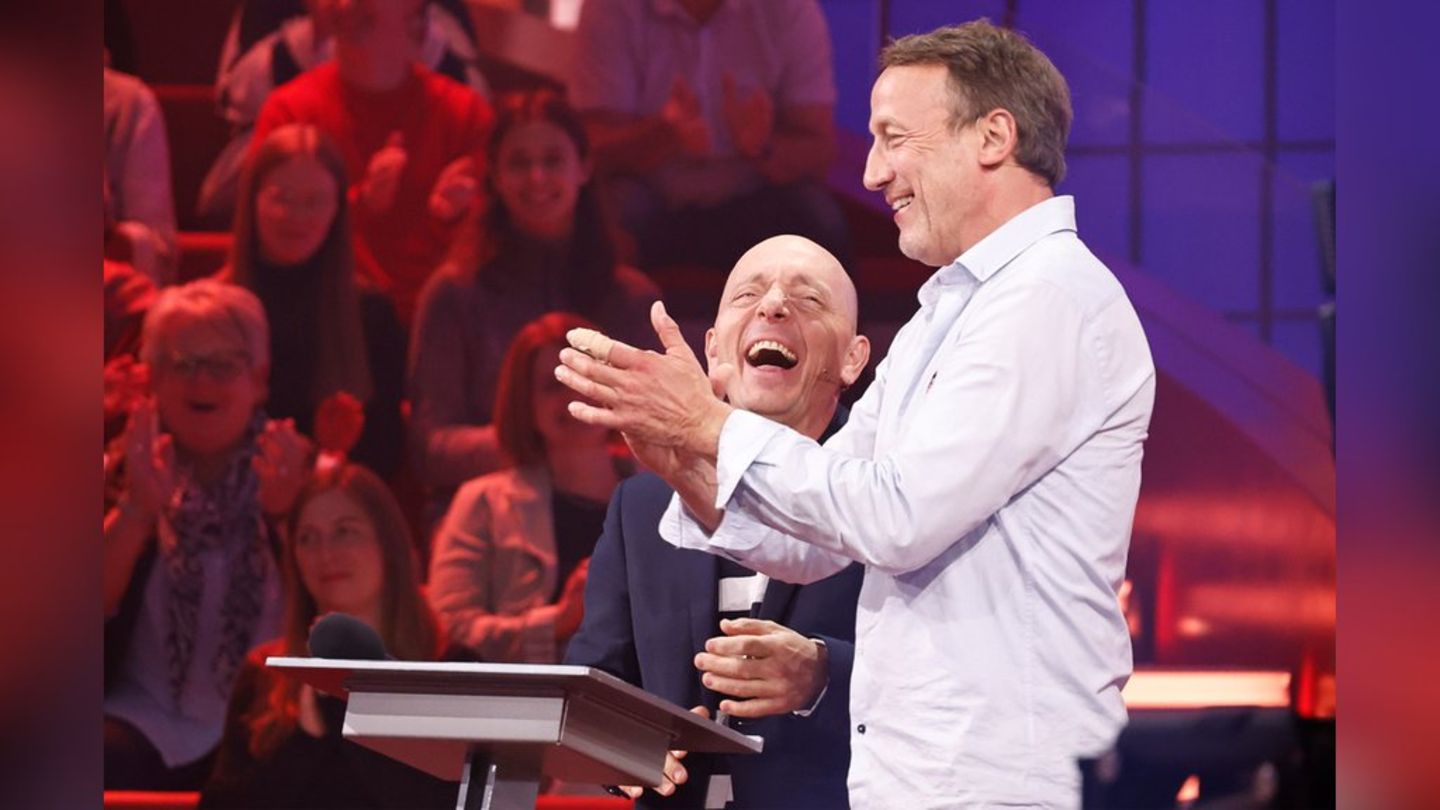 Wotan Wilke Möhring in ungewohnter Umgebung: Als Teamkapitän bei "Wer weiß denn sowas?" mit seinem Mitstreiter Bernhard Hoëcke