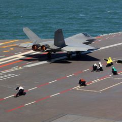 Start eines  J-35-Stealth-Kampfflugzeug von Chinas drittem konventionell angetriebenen Flugzeugträger, der 003 Fujian