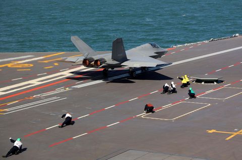 Start eines  J-35-Stealth-Kampfflugzeug von Chinas drittem konventionell angetriebenen Flugzeugträger, der 003 Fujian