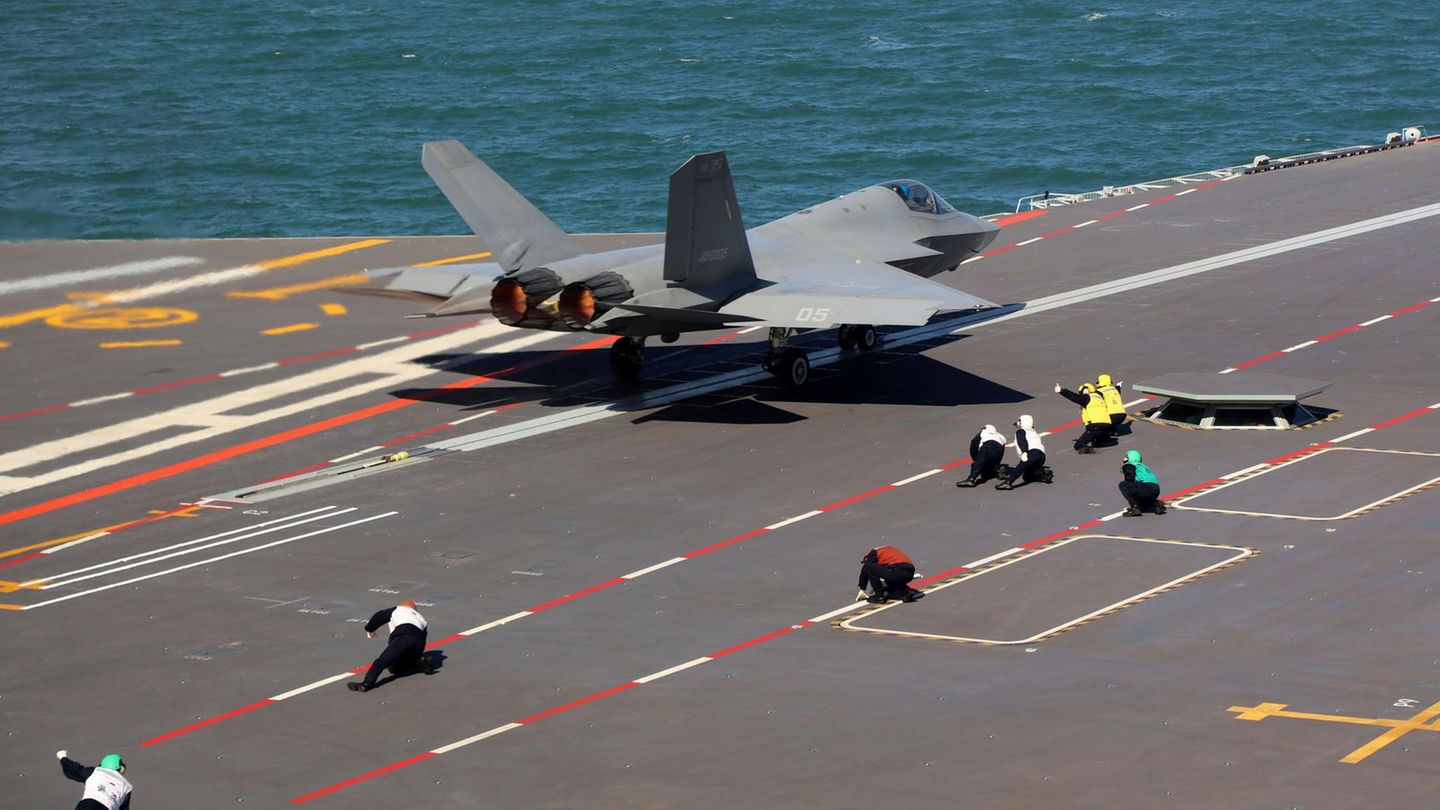 Start eines  J-35-Stealth-Kampfflugzeug von Chinas drittem konventionell angetriebenen Flugzeugträger, der 003 Fujian