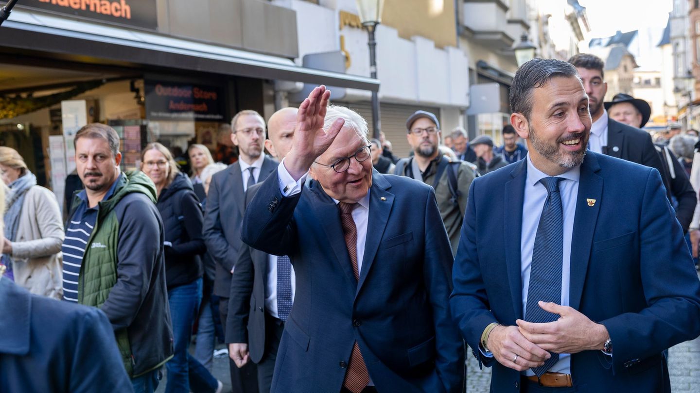 Bundespräsident Frank-Walter Steinmeier (l) begrüßt während seines Rundgangs durch die Fußgängerzone Passanten. Foto: Thomas Ban