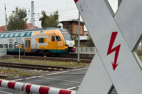 Es wird ein Ersatzverkehr mit Bussen für die Linie RE 1 eingerichtet.(Symbolbild) Foto: Stefan Sauer/dpa