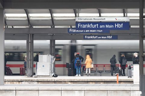 Für acht Wochen sperrt die Bahn ein ganzes Gleis für Bohrungen am Frankfurter Hauptbahnhof. (Archivbild) Foto: Sebastian Gollnow