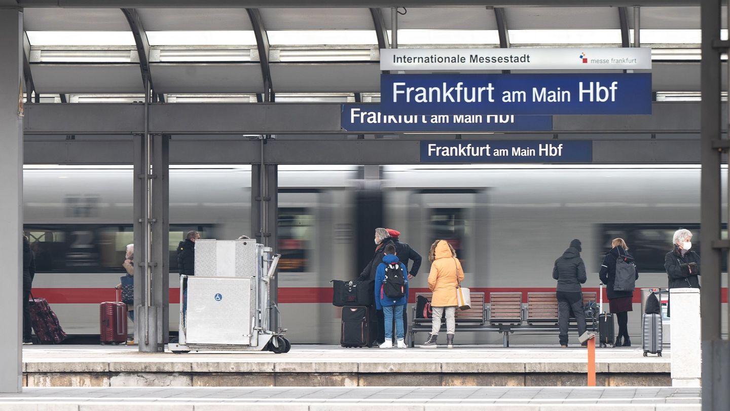 Für acht Wochen sperrt die Bahn ein ganzes Gleis für Bohrungen am Frankfurter Hauptbahnhof. (Archivbild) Foto: Sebastian Gollnow