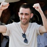 Avinatan Or hebt die Arme in Siegerpose