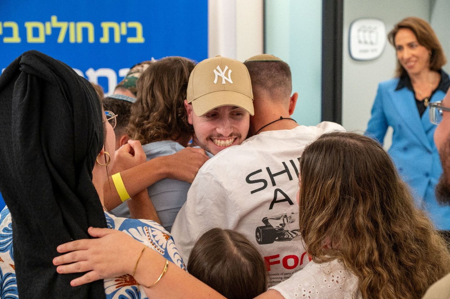 Eitan Mor umarmt seine Angehörigen