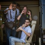 Evyatar begrüßt die Menge nach seiner Freilassung