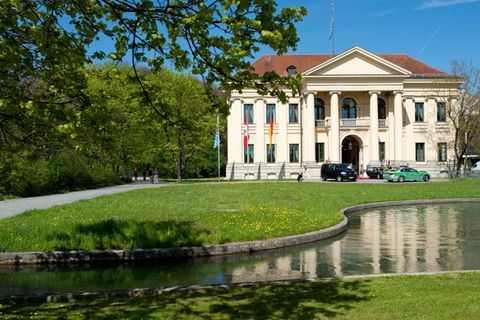 Vor dem Prinz-Carl-Palais in München wurde am Freitagabend ein lebloser Mann aus einem Brunnen gezogen. (Archivbild) Foto: Sven
