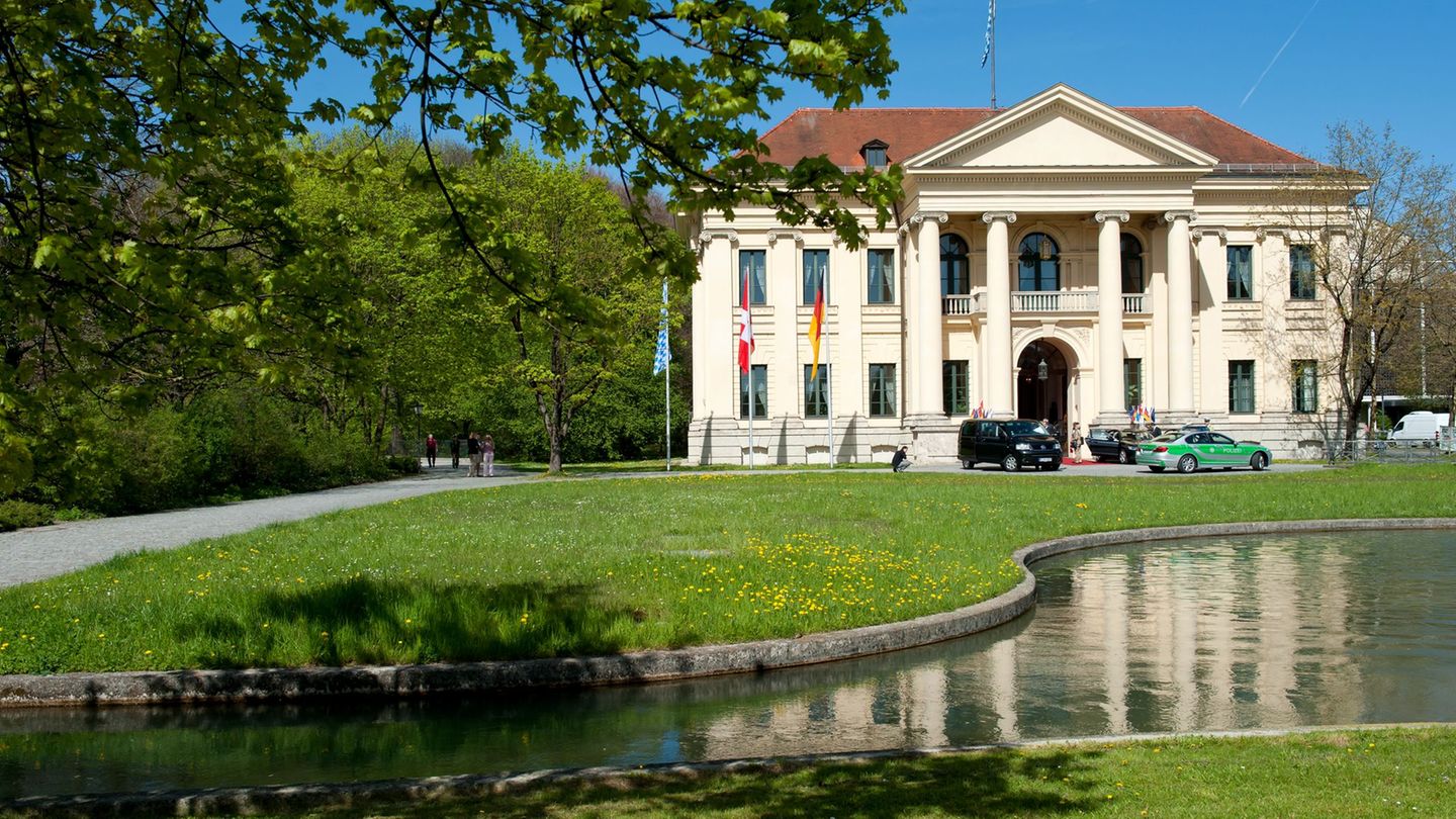 Vor dem Prinz-Carl-Palais in München wurde am Freitagabend ein lebloser Mann aus einem Brunnen gezogen. (Archivbild) Foto: Sven