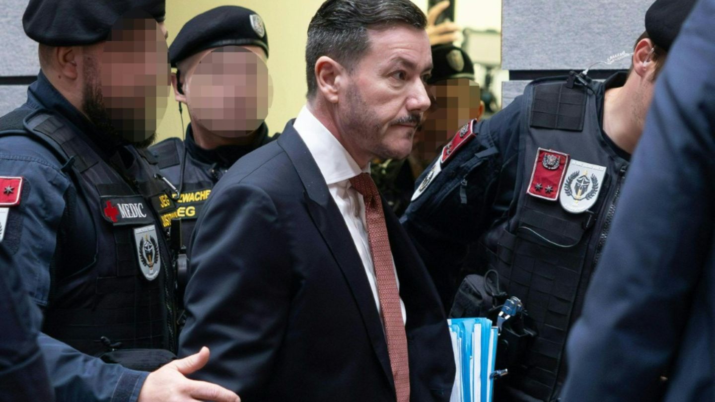 Benko wird in den Gerichtssaal geführt