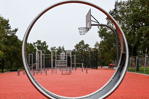 Entstanden ist eine Spiel- und Bewegungslandschaft für alle Generationen. Foto: Jens Kalaene/dpa