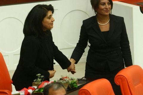 Aysel Tugluk (rechts) im Jahr 2011