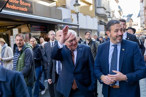Viele Menschen haben auf Steinmeier gewartet Foto: Thomas Banneyer/dpa