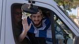Bar Kupershtein begrüßt die Menschen nach seiner Freilassung