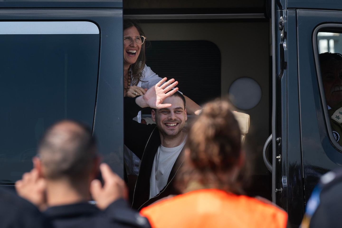 Alon Ohel begrüßt die Menge nach seiner Freilassung