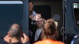 Alon Ohel begrüßt die Menge nach seiner Freilassung