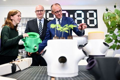 Bundeskanzler Friedrich Merz (CDU) informiert sich über ein wissenschaftliches Projekt in einer Innovations-Werkstatt im Hasso-P