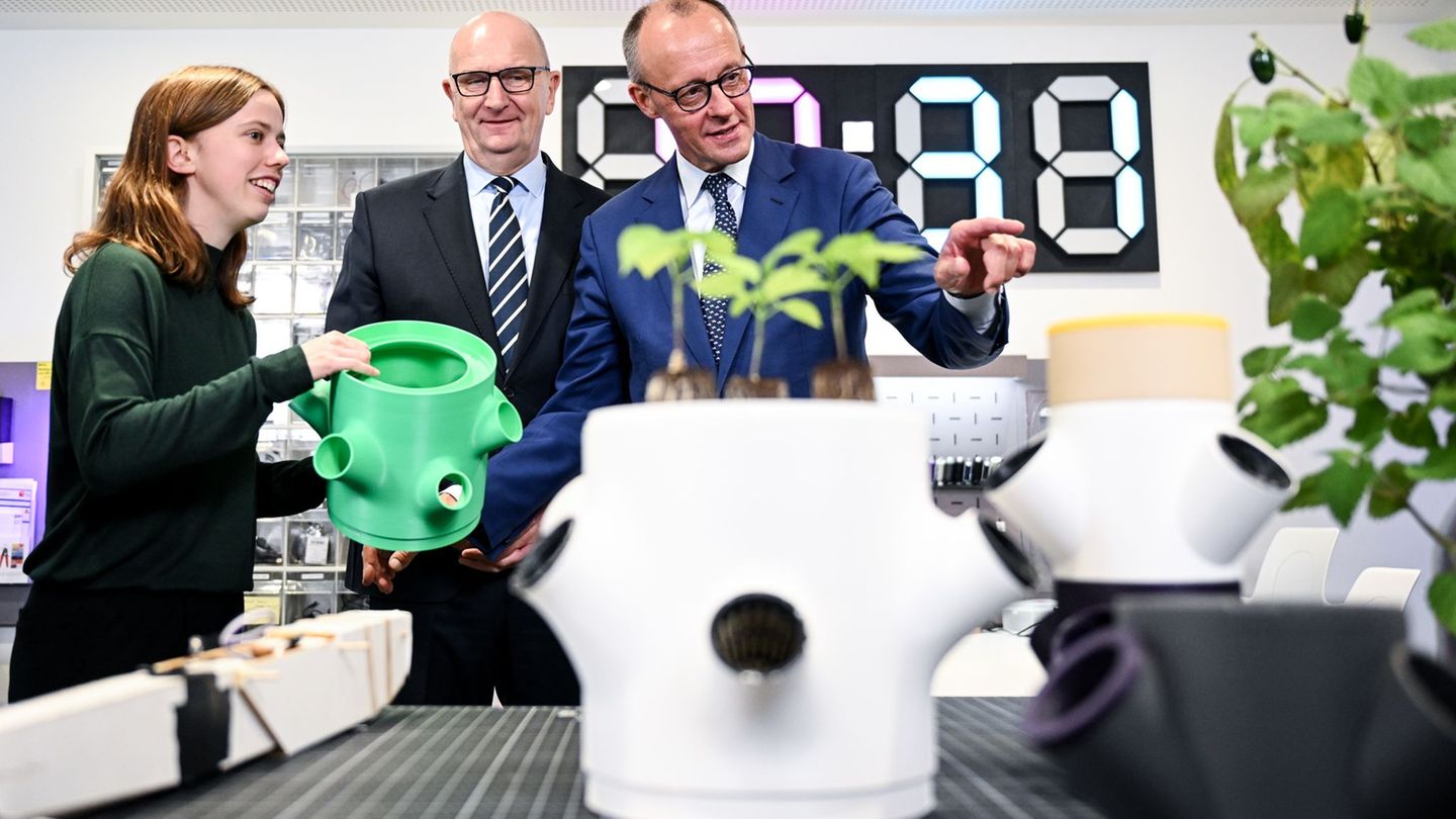 Bundeskanzler Friedrich Merz (CDU) informiert sich über ein wissenschaftliches Projekt in einer Innovations-Werkstatt im Hasso-P