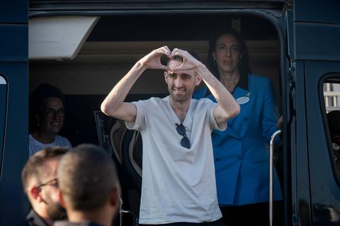 Ex-Geisel Avinatan Or macht bei seiner Ankunft in Israel eine Herz-Geste. Er gehört zu den 20 lebenden Geiseln