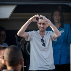 Ex-Geisel Avinatan Or macht bei seiner Ankunft in Israel eine Herz-Geste. Er gehört zu den 20 lebenden Geiseln