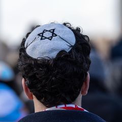 Ein Mann trägt eine Kippa mit Davidstern – doch der Antisemitismus in Deutschland wächst