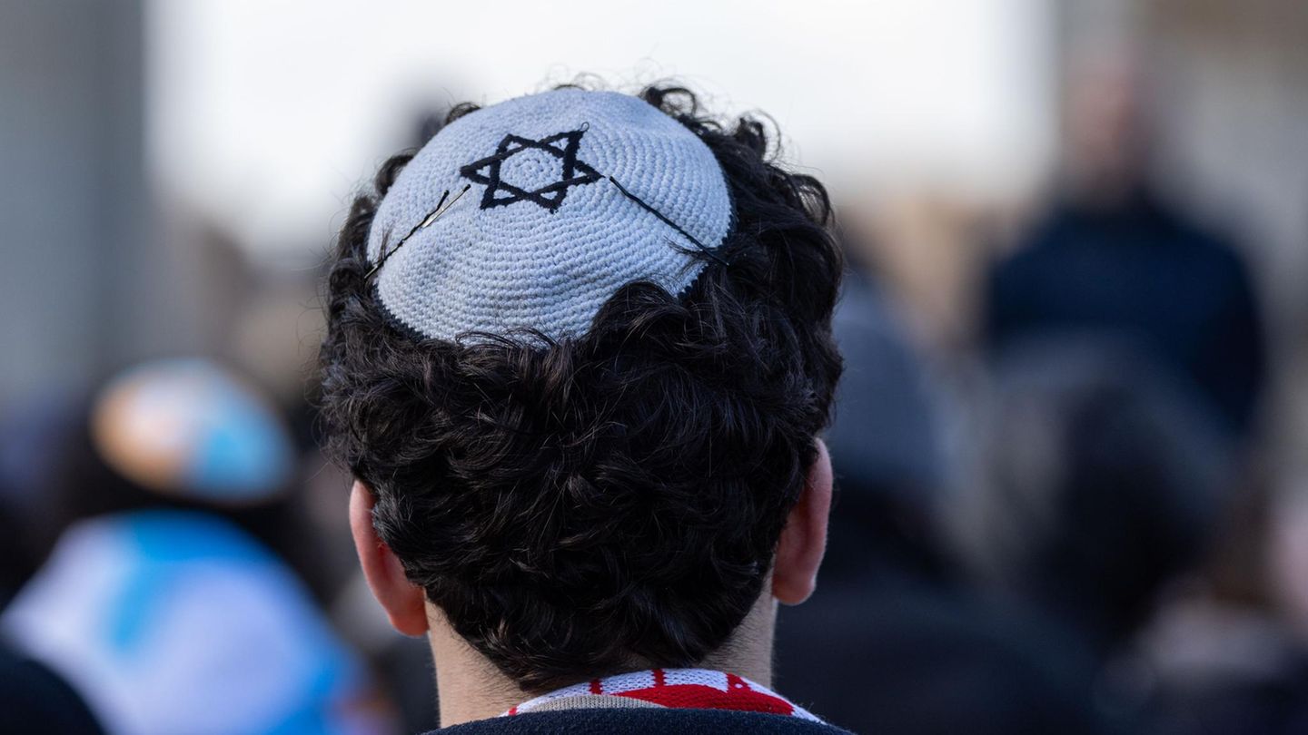 Ein Mann trägt eine Kippa mit Davidstern – doch der Antisemitismus in Deutschland wächst