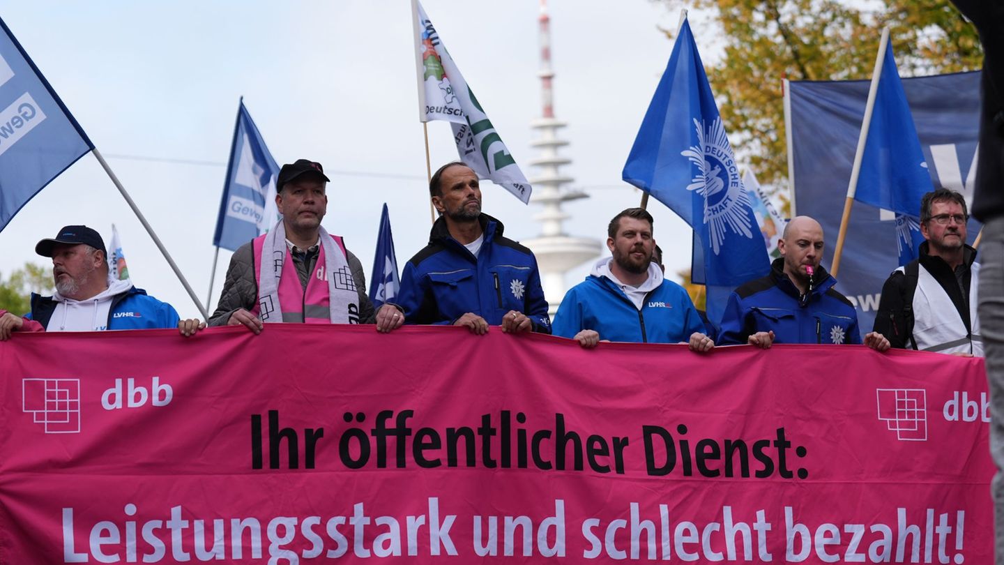 Etwa 1.000 Beschäftigte nahmen nach Angaben des dbb am Demonstrationszug teil. Foto: Marcus Brandt/dpa