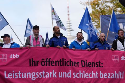 Etwa 1.000 Beschäftigte nahmen nach Angaben des dbb am Demonstrationszug teil. Foto: Marcus Brandt/dpa