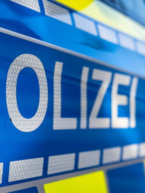 Der Fahrer wurde leicht verletzt. (Symbolbild) Foto: David Inderlied/dpa