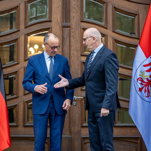 "Shake hands" zum Auftakt: Kanzler Merz (CDU) wird vom brandenburgischen Ministerpräsidenten Dietmar Woidke (SPD) empfangen. Es  "Shake hands" zum Auftakt: Kanzler Merz (CDU) wird vom brandenburgischen Ministerpräsidenten Dietmar Woidke (SPD) empfangen. Es