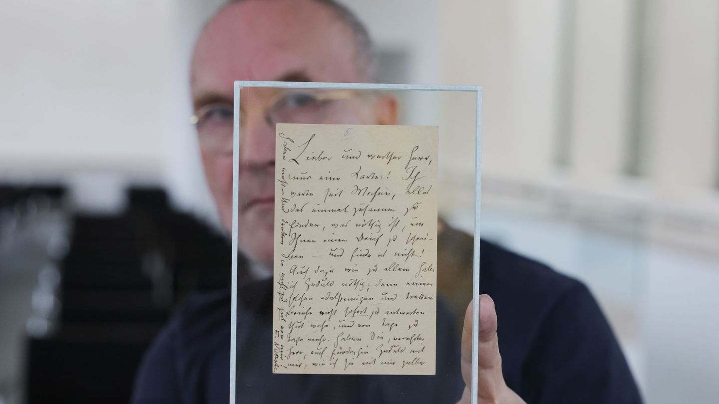 Die Karte zeigt eine Antwort Nietzsches auf die "Fanpost" eines Verehrers. Foto: Bodo Schackow/dpa