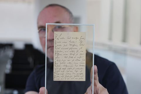 Die Karte zeigt eine Antwort Nietzsches auf die "Fanpost" eines Verehrers. Foto: Bodo Schackow/dpa