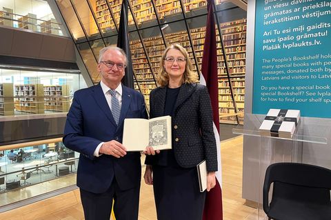 Brachte ein Geschenk mit: Ministerpräsident Reiner Haseloff (CDU) überreichte in der lettischen Nationalbibliothek die Kopie ein
