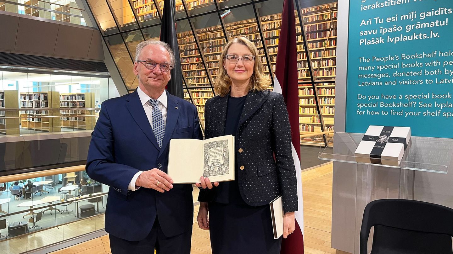Brachte ein Geschenk mit: Ministerpräsident Reiner Haseloff (CDU) überreichte in der lettischen Nationalbibliothek die Kopie ein
