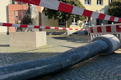 Bei dem Unfall riss die Stele aus ihrer Verankerung. Foto: Christian Schultz/dpa/dpa