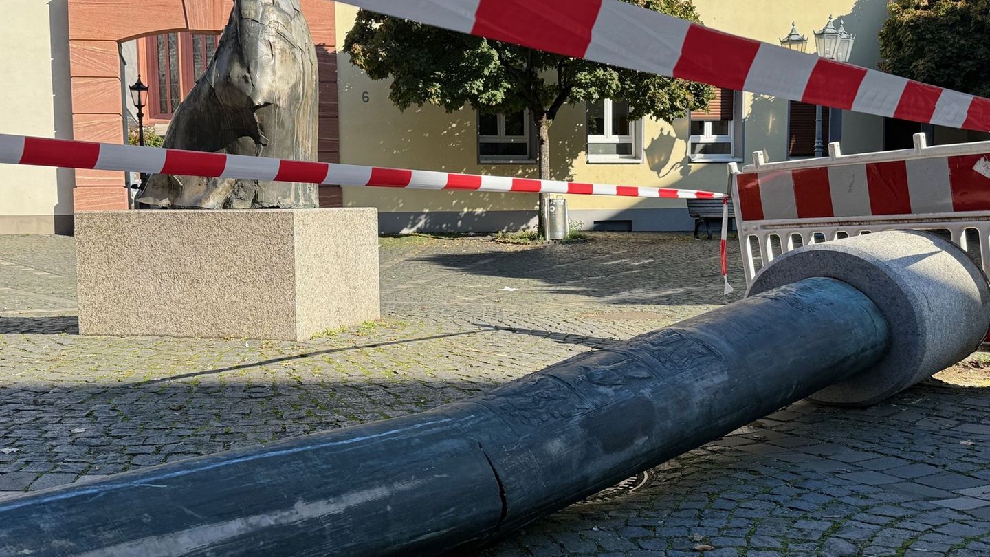 Bei dem Unfall riss die Stele aus ihrer Verankerung. Foto: Christian Schultz/dpa/dpa