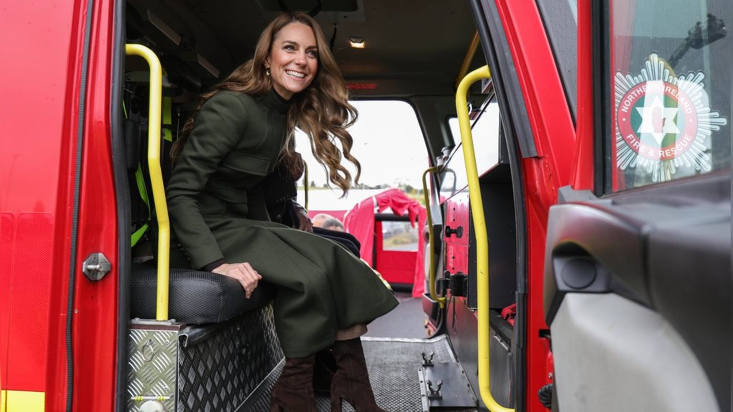 Prinzessin Kate nimmt in einem Feuerwehrfahrzeug Platz.