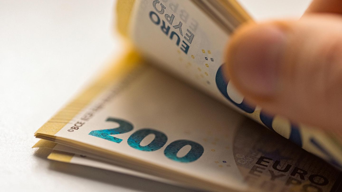 Expertin über Sparziele: Sparen mit Plan: Monatliche Beträge von 100 oder 200 Euro können auf lange Sicht große Summen ergeben Sparen mit Plan: Monatliche Beträge von 100 oder 200 Euro können auf lange Sicht große Summen ergeben