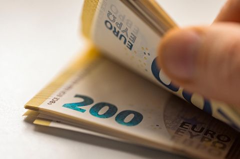 Sparen mit Plan: Monatliche Beträge von 100 oder 200 Euro können auf lange Sicht große Summen ergeben