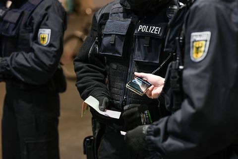 Die Bundespolizei kontrollierte bei Hunderten Personen die Ausweispapiere. (Symbolfoto) Foto: Karsten Klama/dpa