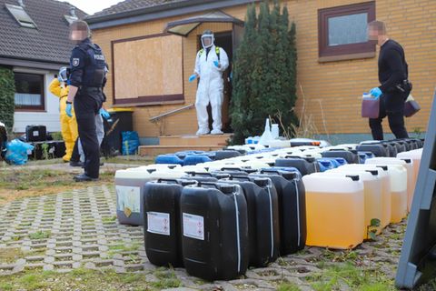 Die Razziateilnehmer der Polizei räumen das Drogenlabor aus