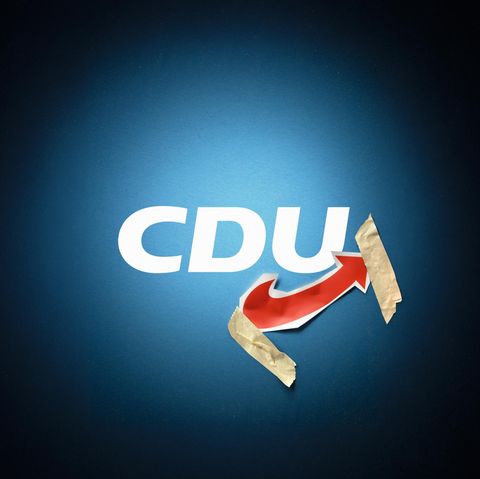 Ein AfD-Pfeil klebt unter dem CDU-Logo