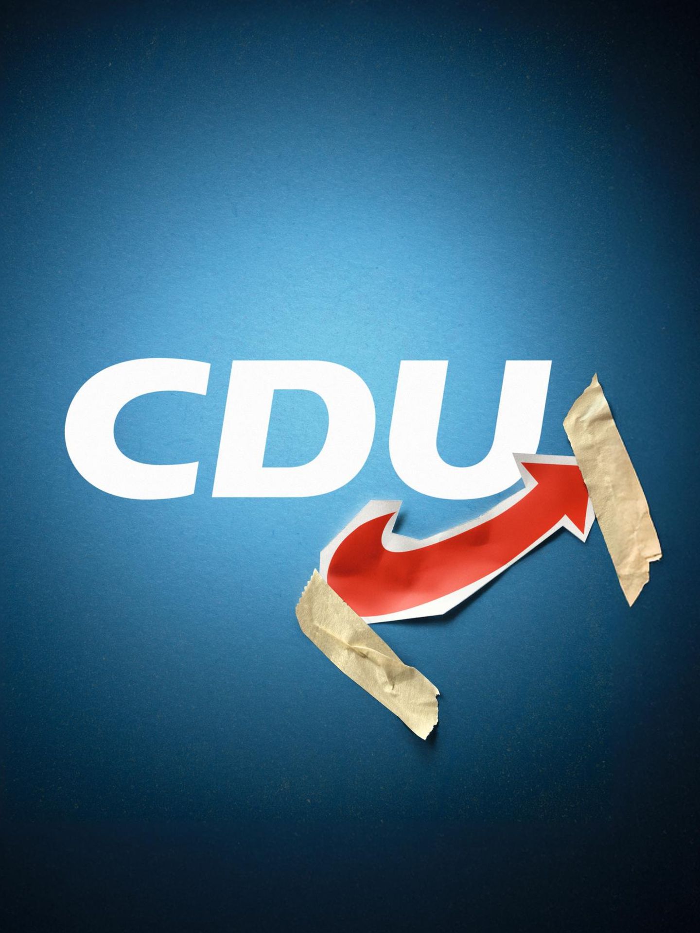 Ein AfD-Pfeil klebt unter dem CDU-Logo