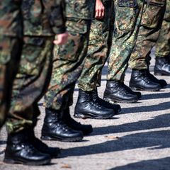 Eine Einheit der Bundeswehr steht in einer Reihe – Symbolbild Wehrpflicht