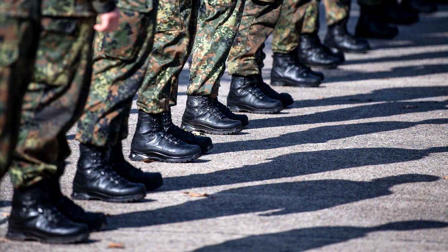 Eine Einheit der Bundeswehr steht in einer Reihe – Symbolbild Wehrpflicht