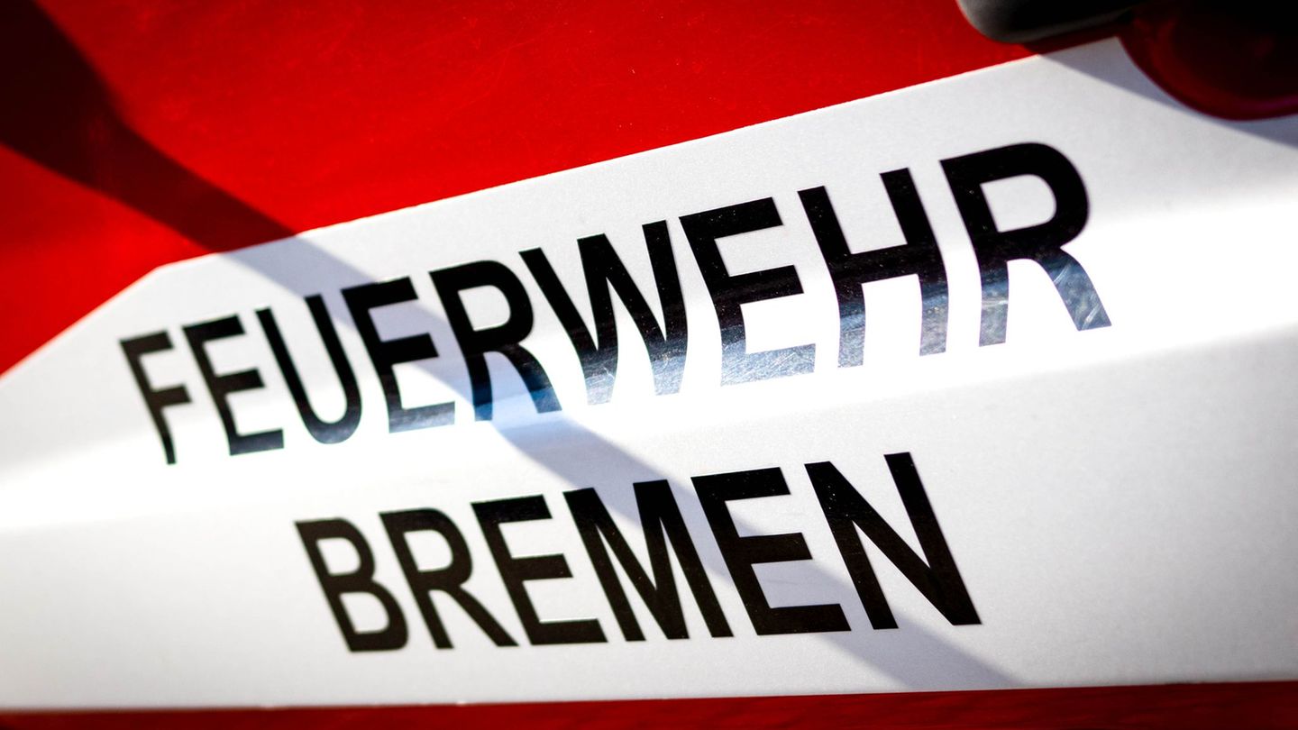 Die Bremer Feuerwehr muss zum Einsatz im Seniorenheim ausrücken. (Symbolbild) Foto: Sina Schuldt/dpa