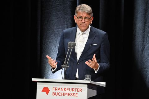 KI dringt in die Verlage ein. Was das bedeutet, beschreibt Kulturstaatsminister Weimer in Frankfurt. Foto: Arne Dedert/dpa