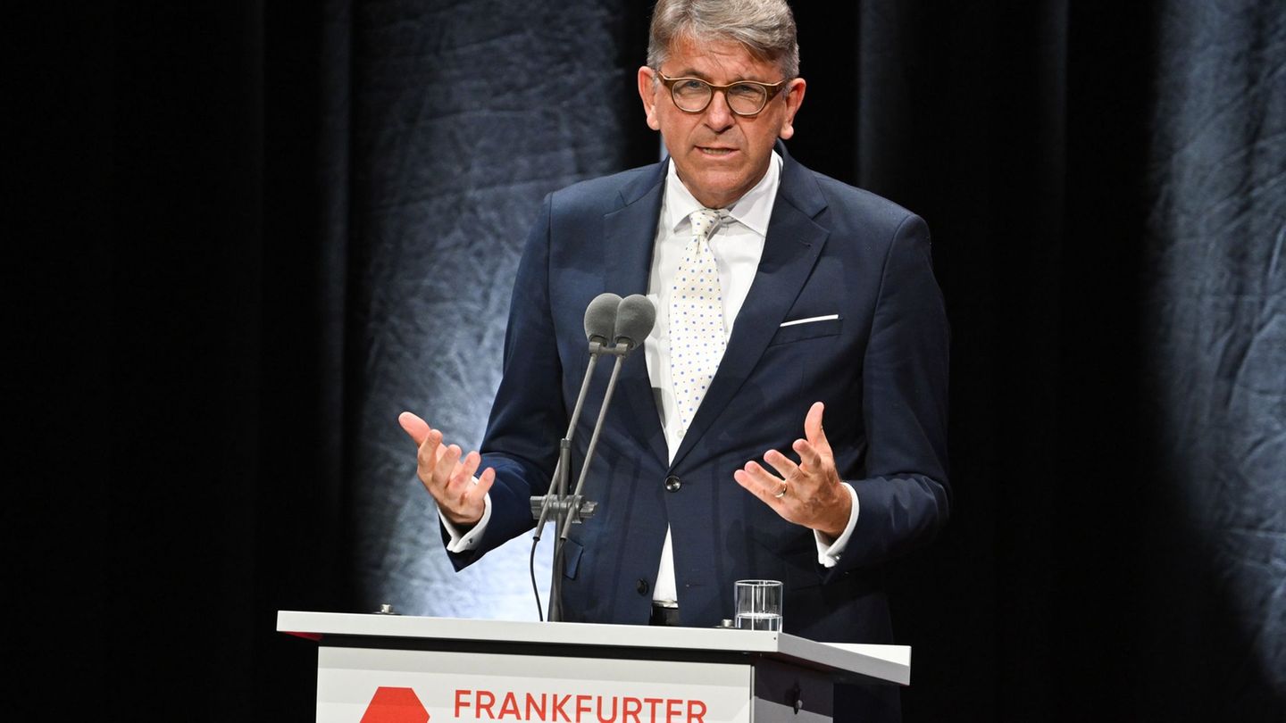 KI dringt in die Verlage ein. Was das bedeutet, beschreibt Kulturstaatsminister Weimer in Frankfurt. Foto: Arne Dedert/dpa